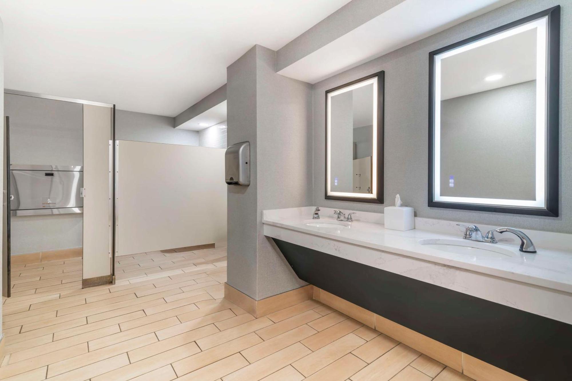 Hilton Garden Inn Portland Airport Buitenkant foto